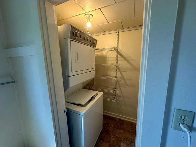Building Photo - 1 Bedroom house on large lot in quiet neig...