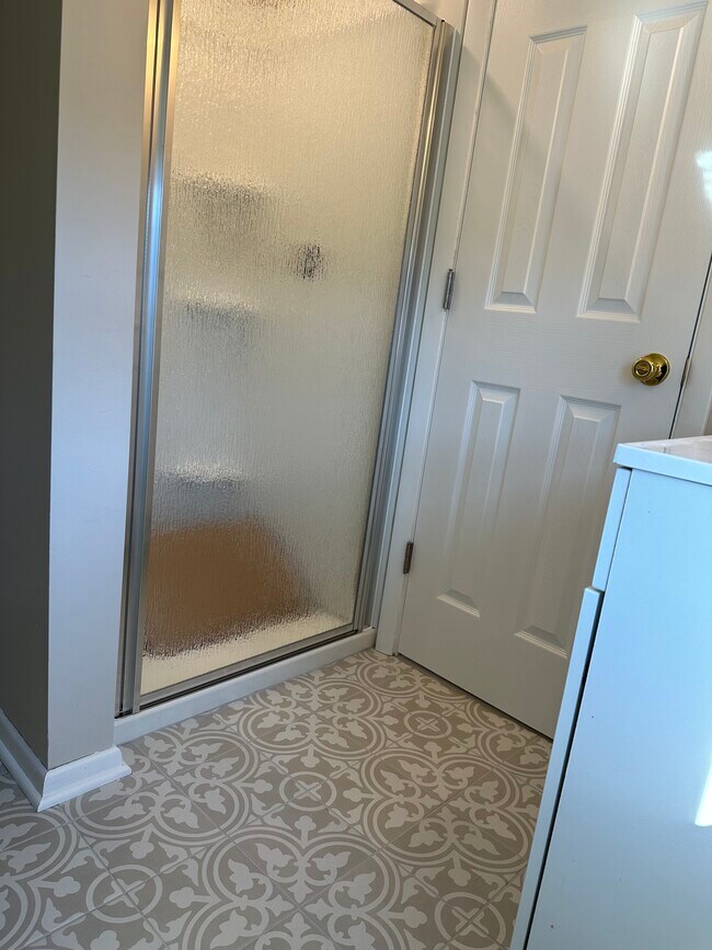 bathroom shower - 636 Ringwood Ave