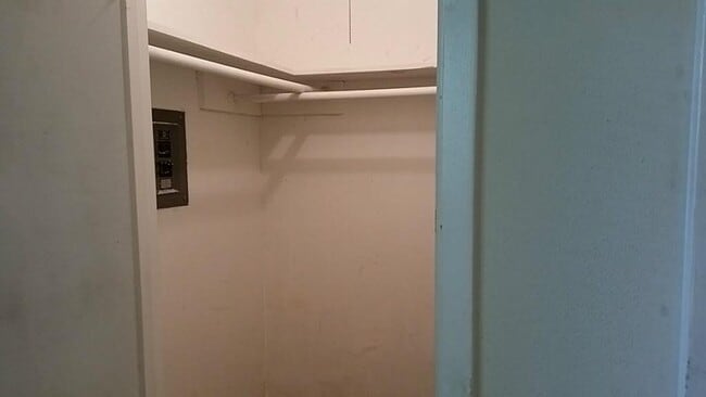 Building Photo - 5519 Mendota Ln