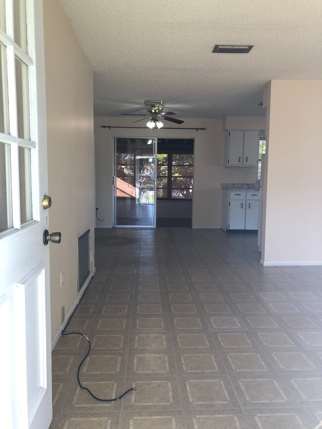 Building Photo - 1 Bed 1 Bath | Large Yard | Washer/Dryer H...