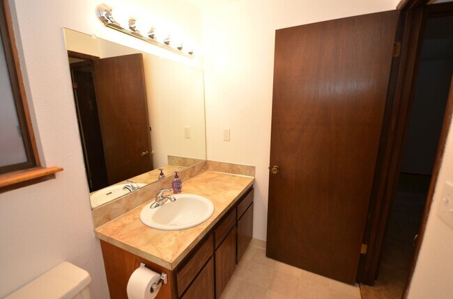 Building Photo - Charming 2-bedroom Townhome Near Downtown Beaverton!