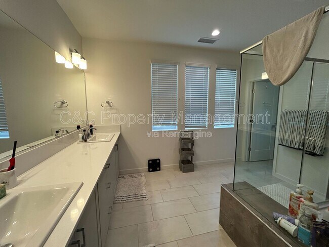 Building Photo - 711 Robert Ave