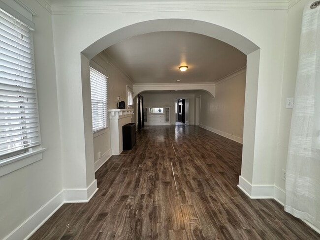 Building Photo - Large centrally located unit with shared yard