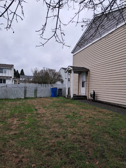 Building Photo - 806 SE 153rd Ave