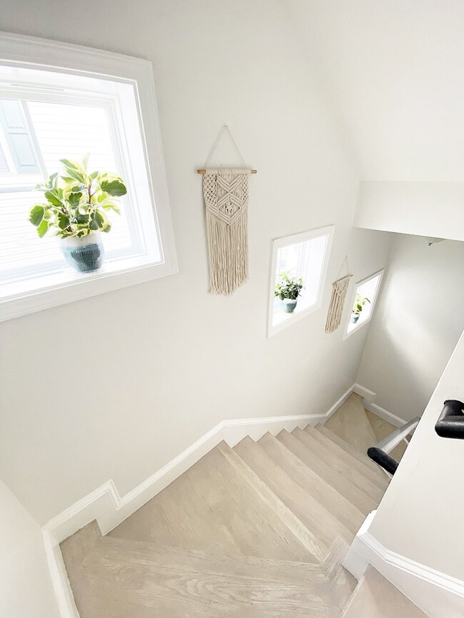 Building Photo - Charming, Spacious, Single Family Home in ...