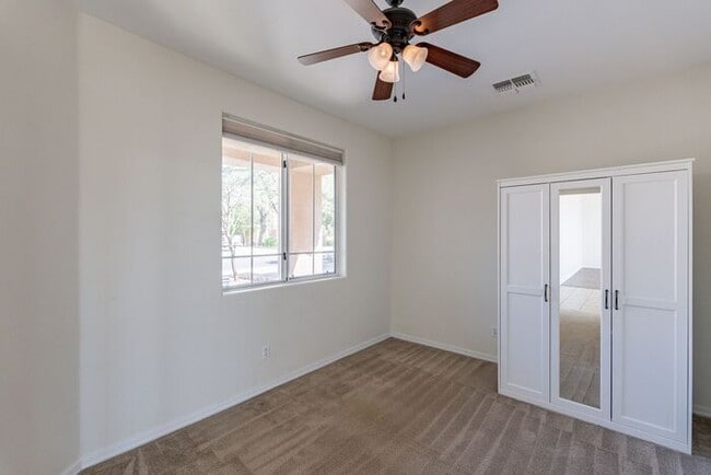 Building Photo - Spacious 4 Bed 2.5 Ba in Gated Community