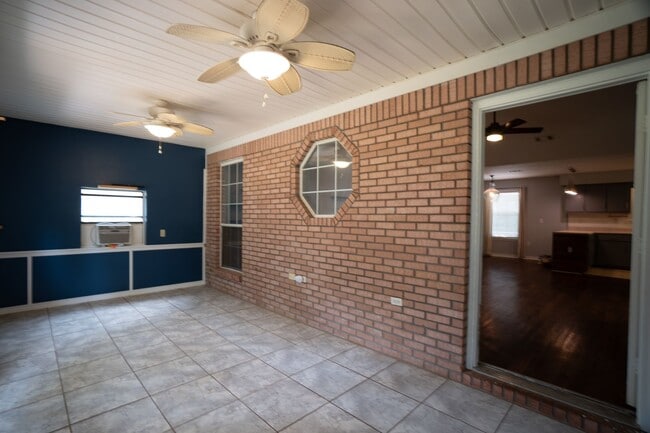 Building Photo - Charming Crestview Home
