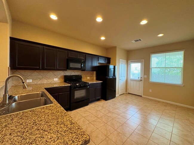Building Photo - 2880 Donnell Dr