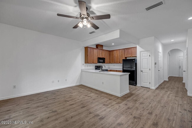 Building Photo - 5915 Pavilion Dr