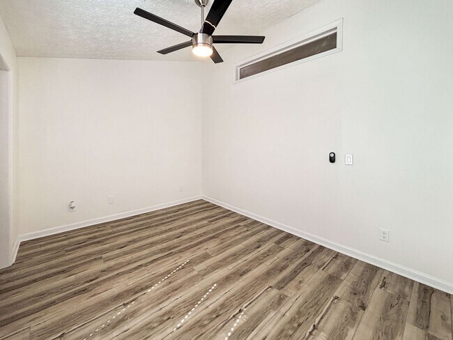 Building Photo - Spacious 5-Bedroom Home Near Lake Acworth!