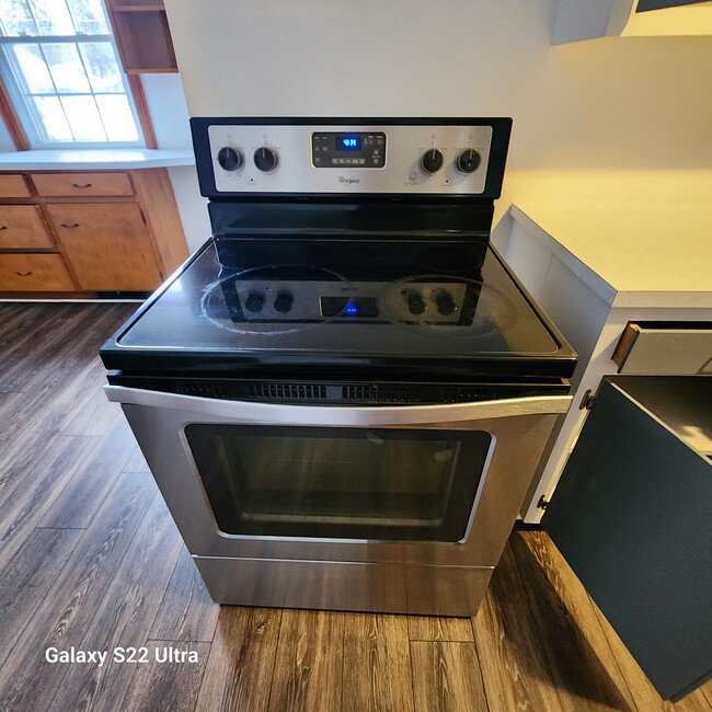 Stainless steel oven - 844 Mayflower Dr