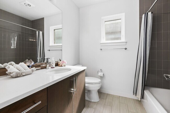 Building Photo - 3Bd/3Ba Seattle Townhome