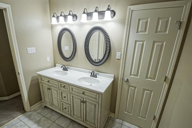 Building Photo - Newly Renovated 3 BR/2 Bath home on Suncrest Subdivision