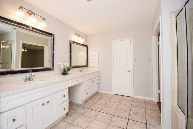 Building Photo - 201 Vanderpool Ln