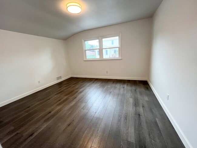 Building Photo - 156 Petrus Ave