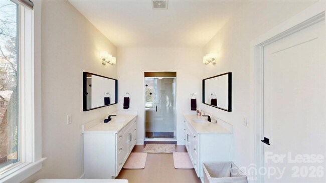 Building Photo - 1220 Lomax Ave