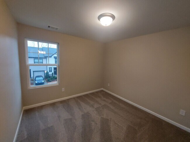 Building Photo - Newly Renovated Beautiful Townhome for Ren...