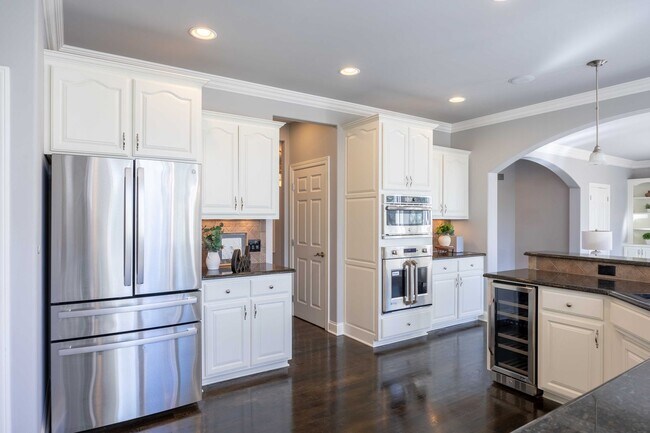 Building Photo - Stunning 6-Bed, 5-Bath Fully Remodeled Hom...