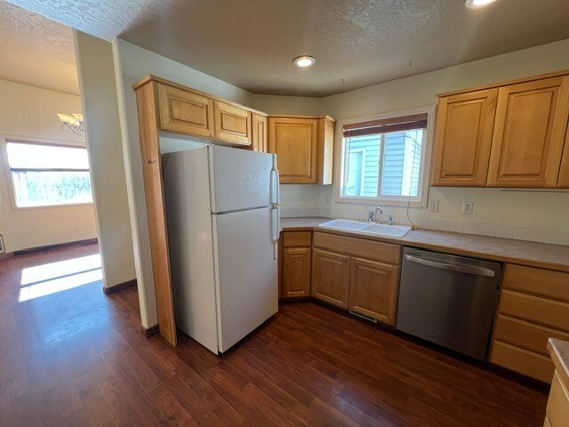 Building Photo - 3bed 3bath Great Meridian Location!