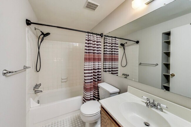 Building Photo - 3 bed + 2 Full + 2 half Bath - End Unit TH