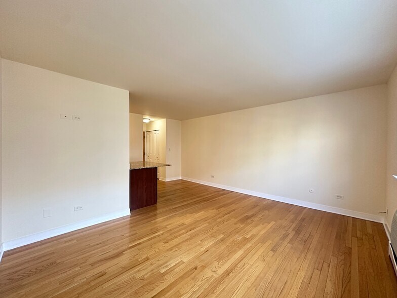 Building Photo - 645 W Wrightwood Ave