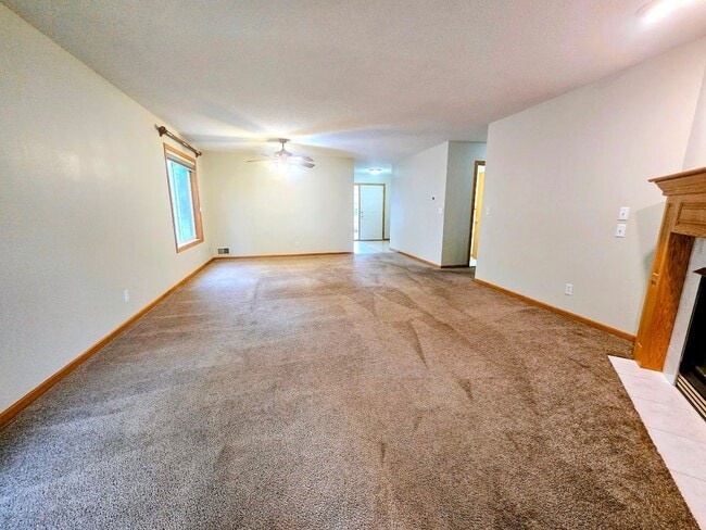 Building Photo - Charming 2-Bedroom, 2-Bathroom Home with Sunroom & Patio in Woodbury, MN