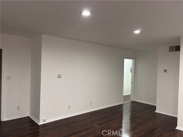 Building Photo - 234 W Linden Ave