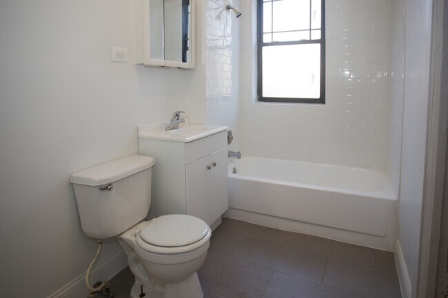 Interior Photo - 5452 S. Ellis Avenue