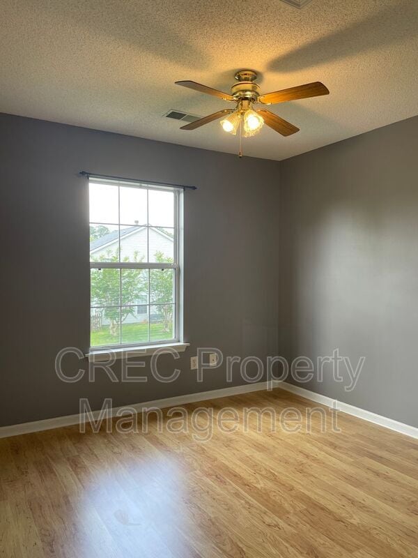 Building Photo - 204 2 Pond Loop