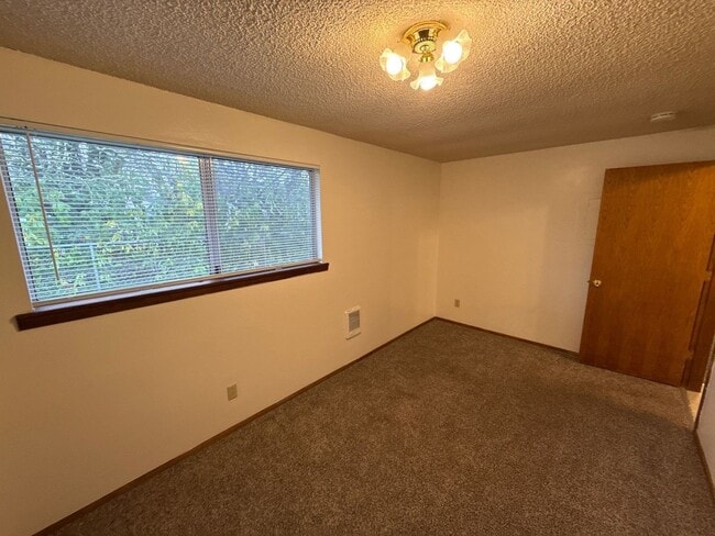 Building Photo - 158 Manbrin Dr N