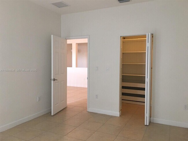 Building Photo - 7540 NW 114th Pl