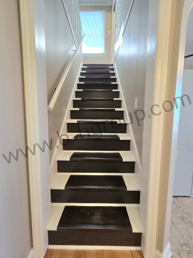 Building Photo - Great Location!