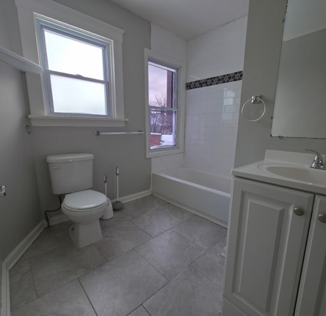 Building Photo - Single Family Home 3 beds 2 bath Available Now!