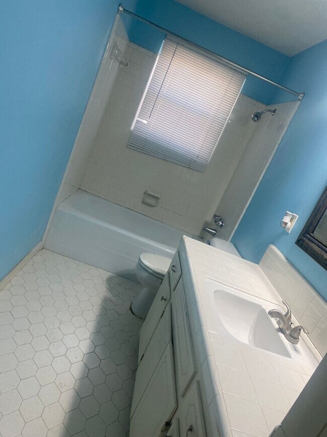 Building Photo - Perfect 3 bedroom 2 bathroom house located in Little Rock!