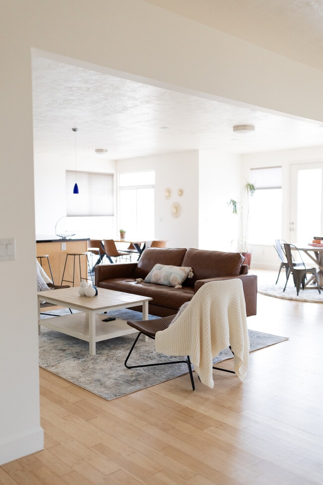 Building Photo - Draper Home - Annie