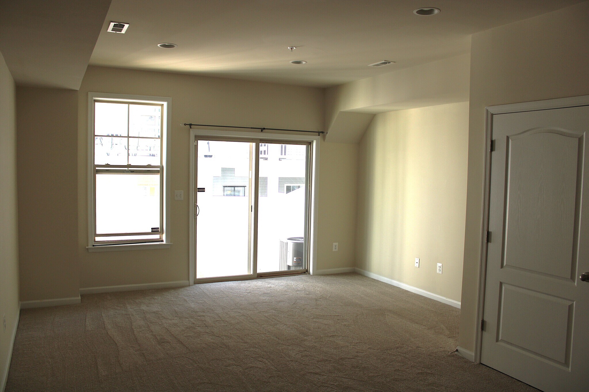 Building Photo - 829 Jarrett Ln