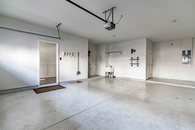 Building Photo - 321 View Dr