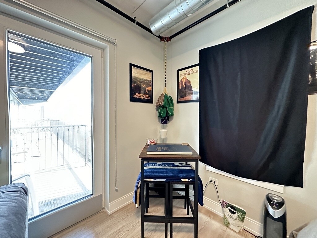 Building Photo - 941 W Belmont Ave
