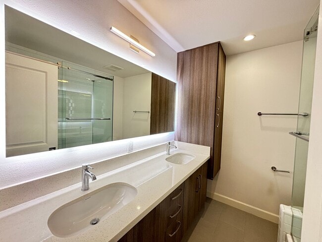 Building Photo - Beautiful 2 Bedroom 2 Bath Condo