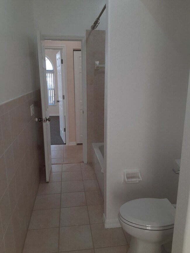 Building Photo - Move In Special