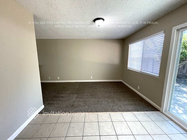 Building Photo - 1385 Meadowlark Dr
