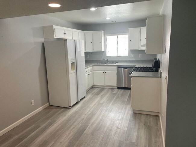 Building Photo - 3 bedroom, 2 bath Beaumont Beauty