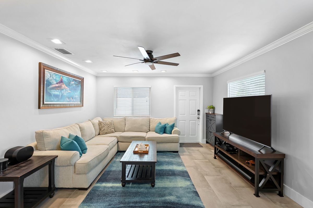 Building Photo - 911 W Hawie St