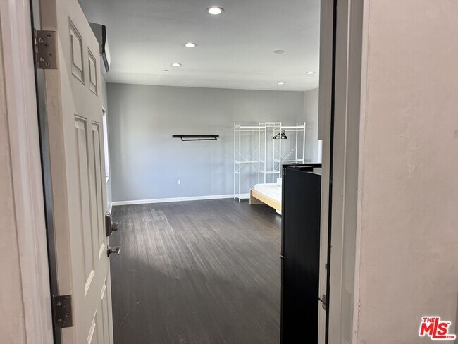 Building Photo - 727 S Gramercy Dr