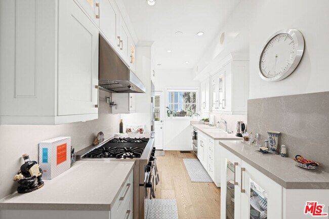 Building Photo - 8724 Shoreham Dr
