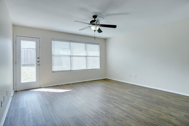 Building Photo - Spacious Duplex Townhome in Quiet Cul-de-Sac | Fresh Paint | 15-Month Lease