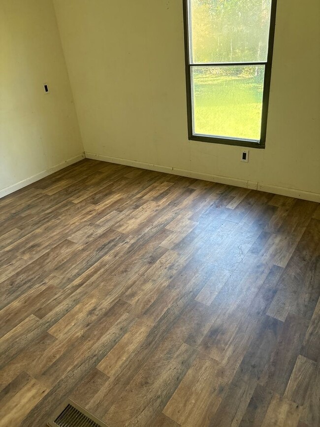 Building Photo - Quiet home close to Asheville