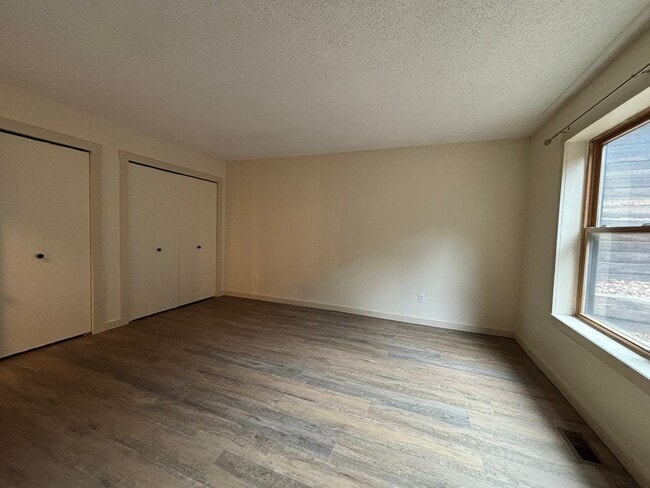 Building Photo - 2 Bed 1 Bath Condo Available Now!  MileSto...