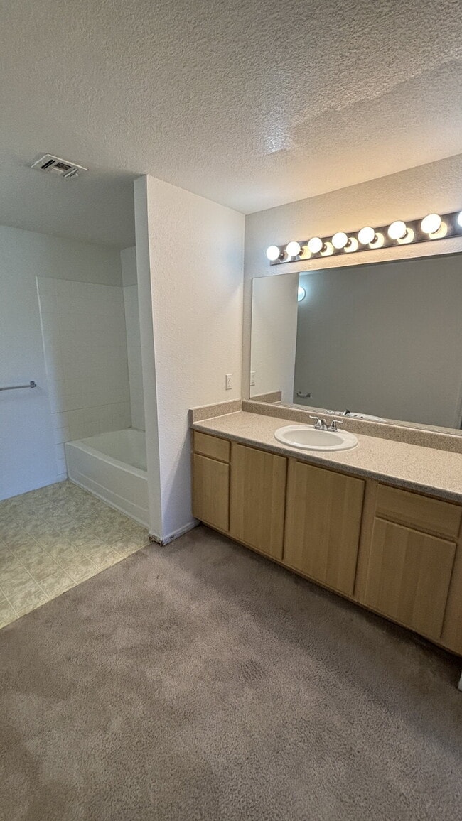 Building Photo - First-floor 1-bedroom condo available for immediate move-in.