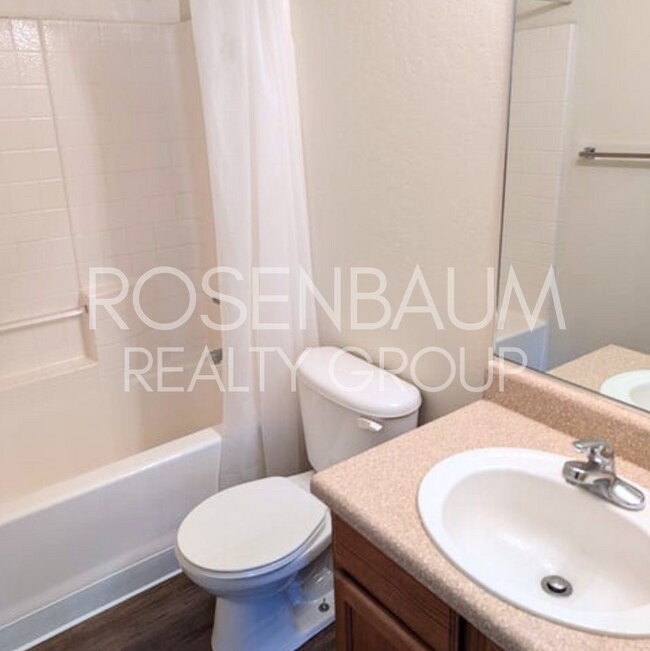 Building Photo - Charming 2-bedrooms, 2-baths duplex locate...